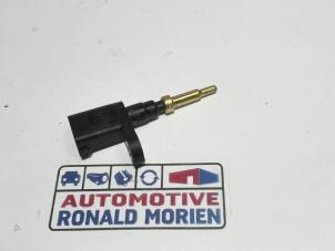 Engine temperature sensor from a Volkswagen Passat Variant (3G5) 2.0 TDI BiTurbo 16V 4Motion 2018
