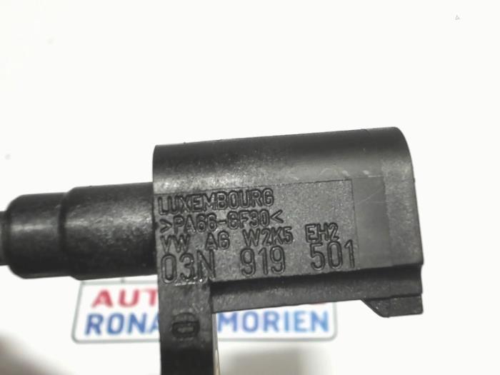 Engine temperature sensor from a Volkswagen Passat Variant (3G5) 2.0 TDI BiTurbo 16V 4Motion 2018
