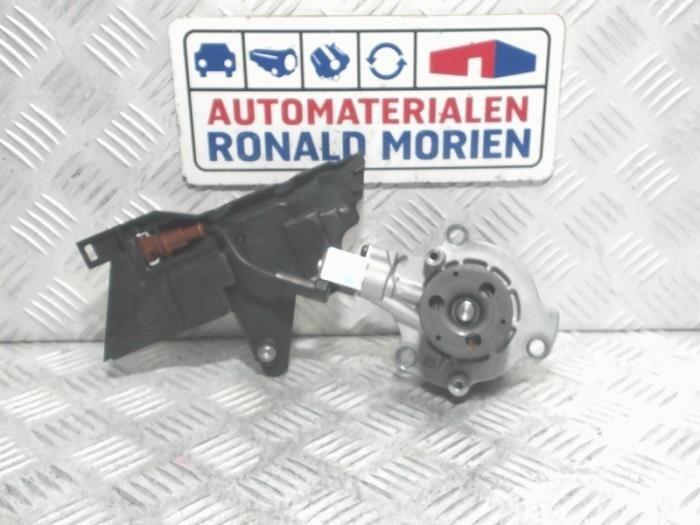 Water pump from a Volkswagen Golf VII (AUA) 1.6 TDI 16V 2018