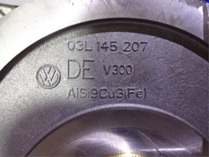 Vacuum pump (diesel) from a Volkswagen Golf VI (5K1) 1.6 TDI 16V 2011