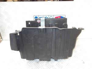 Used Battery box Ford Fiesta 7 1.0 EcoBoost 12V 100 Price € 14,99 Inclusive VAT offered by Automaterialen Ronald Morien B.V.