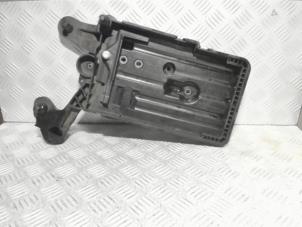 Usados Caja de batería Volkswagen Golf VII (AUA) 1.6 TDI BlueMotion 16V Precio € 14,99 IVA incluido ofrecido por Automaterialen Ronald Morien B.V.