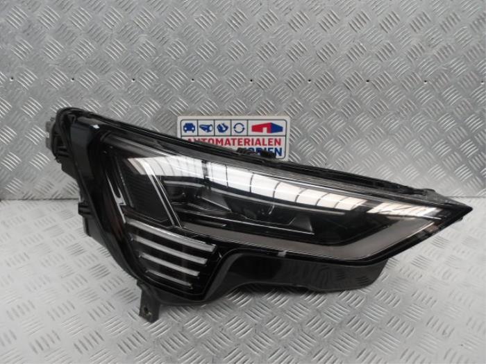 Używane Reflektor prawy Audi e-tron (GEN) 55 quattro Cena € 1.808,95 Z VAT oferowane przez Automaterialen Ronald Morien B.V.