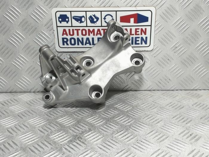 Usagé Support dynamo haut Renault Trafic (1FL/2FL/3FL/4FL) 1.6 dCi Twin Turbo Prix € 48,99 Prix TTC proposé par Automaterialen Ronald Morien B.V.