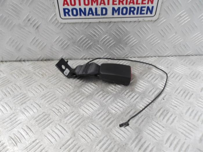 Insertion ceinture de sécurité arrière droite d'un Vauxhall Astra Mk.7 1.4 16V 2016