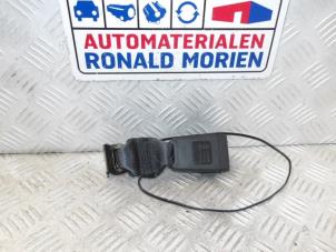 Usados Lengüeta de cinturón de seguridad derecha detrás Opel Astra Mk.7 1.4 16V Precio € 9,99 IVA incluido ofrecido por Automaterialen Ronald Morien B.V.
