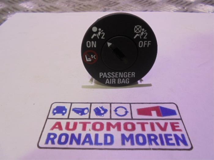 Interruptor de airbag de un Vauxhall Astra Mk.7 1.4 16V 2016