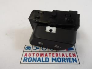 Used Central locking switch Opel Astra Mk.7 1.4 16V Price € 9,99 Inclusive VAT offered by Automaterialen Ronald Morien B.V.