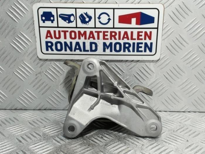 Engine mount from a Volkswagen Transporter/Caravelle T6 2.0 TDI 150 2022