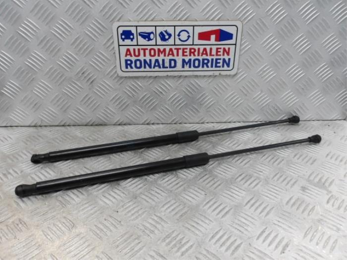 Set of tailgate gas struts from a Volkswagen Golf VIII (CD1) 1.5 eTSI 16V 2021