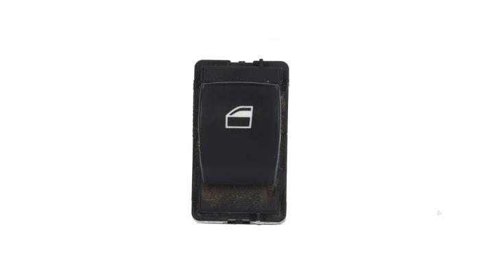 Usados Interruptor de ventanilla eléctrica BMW 1 serie (E81) 118d 16V Precio € 9,00 Norma de margen ofrecido por Automaterialen Ronald Morien B.V.
