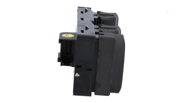 Usados Interruptor combinado de ventanillas Audi A3 Sportback (8VA/8VF) 1.8 TFSI 16V Precio € 19,00 Norma de margen ofrecido por Automaterialen Ronald Morien B.V.