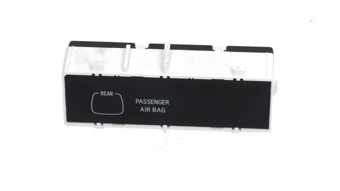 Begagnade Innerdisplay Peugeot 108 1.0 12V VVT-i Pris € 10,00 Marginaltabell erbjuds av Automaterialen Ronald Morien B.V.