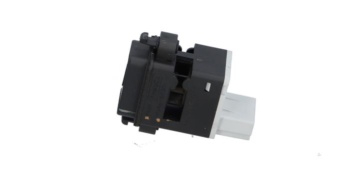 Begagnade Innetemperatursensor Ford Mondeo V Wagon 2.0 Hybrid 16V Pris € 19,00 Marginaltabell erbjuds av Automaterialen Ronald Morien B.V.