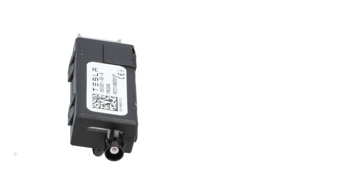 Używane Antena Tesla Model Y (5YJY) EV 4x4 Cena € 39,00 Z VAT oferowane przez Automaterialen Ronald Morien B.V.