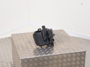 Gebrauchte Scheibensprühertank vorne Tesla Model Y (5YJY) EV 4x4 Preis € 19,00 Mit Mehrwertsteuer angeboten von Automaterialen Ronald Morien B.V.