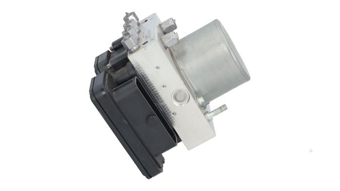 Usagé Pompe ABS Tesla Model Y (5YJY) EV 4x4 Prix € 90,75 Prix TTC proposé par Automaterialen Ronald Morien B.V.