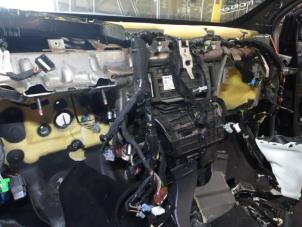 Usados Cuerpo de calefactor Renault Clio IV (5R) 1.6 Turbo 16V RS 200 EDC Precio € 250,00 Norma de margen ofrecido por Automaterialen Ronald Morien B.V.