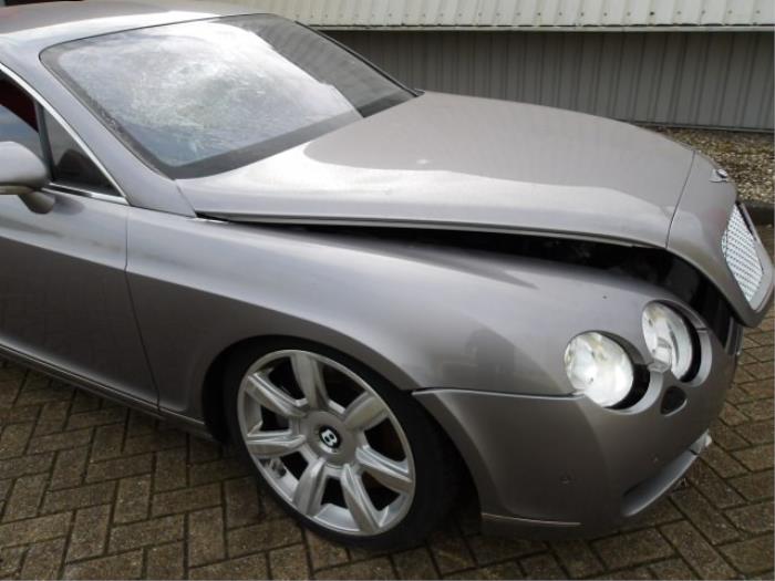 Aile avant droit d'un Bentley Continental GT 6.0 W12 48V 2006