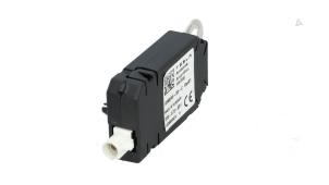 Begagnade Antenn Tesla Model 3 EV AWD Pris € 19,00 Inklusive moms erbjuds av Automaterialen Ronald Morien B.V.