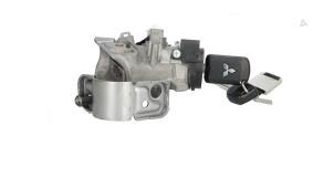 Usagé Serrure de contact + clé Mitsubishi Space Star (A0) 1.2 12V Prix € 35,00 Règlement à la marge proposé par Automaterialen Ronald Morien B.V.