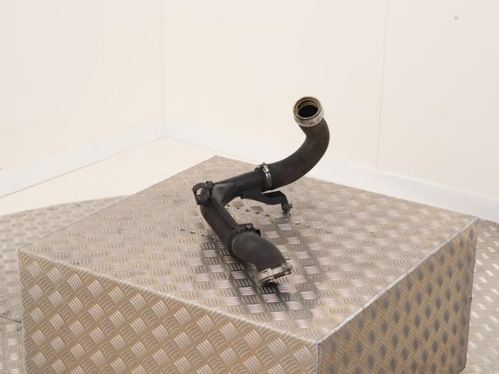 Intercooler Rohr van een Volkswagen Passat (3C2) 2.0 TDI 16V 140 2010