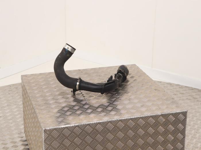 Intercooler Rohr van een Volkswagen Passat (3C2) 2.0 TDI 16V 140 2010