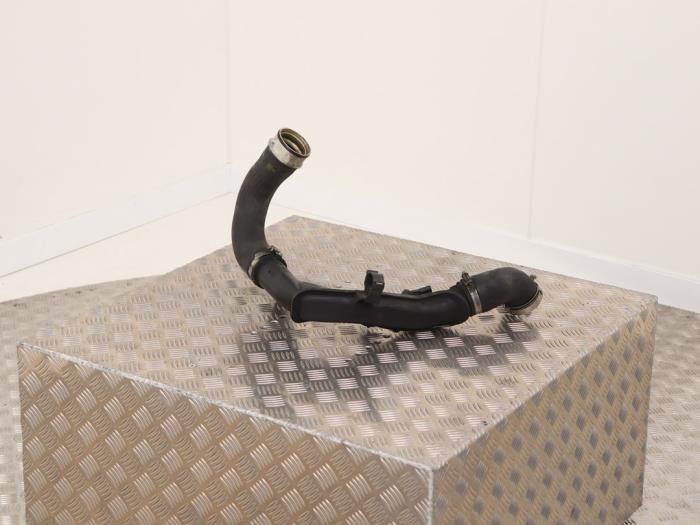 Intercooler Rohr van een Volkswagen Passat (3C2) 2.0 TDI 16V 140 2010