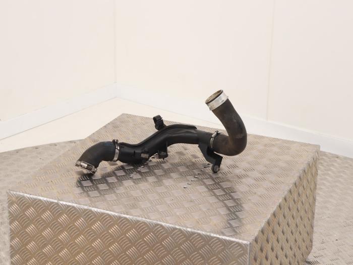 Intercooler Rohr van een Volkswagen Passat (3C2) 2.0 TDI 16V 140 2010