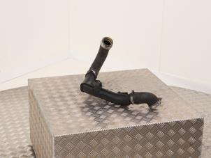 Intercooler Rohr van een Volkswagen Passat (3C2) 2.0 TDI 16V 140 2010