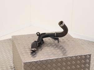 Intercooler Rohr van een Volkswagen Passat (3C2) 2.0 TDI 16V 140 2010
