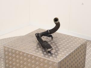 Intercooler Rohr van een Volkswagen Passat (3C2) 2.0 TDI 16V 140 2010