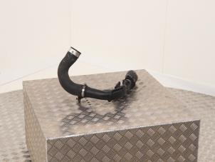 Intercooler Rohr van een Volkswagen Passat (3C2) 2.0 TDI 16V 140 2010