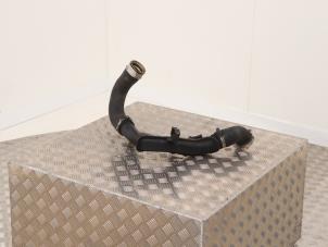 Intercooler Rohr van een Volkswagen Passat (3C2) 2.0 TDI 16V 140 2010