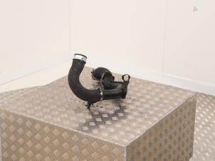 Intercooler Rohr van een Volkswagen Passat (3C2) 2.0 TDI 16V 140 2010