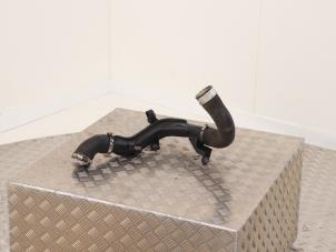Intercooler Rohr van een Volkswagen Passat (3C2) 2.0 TDI 16V 140 2010