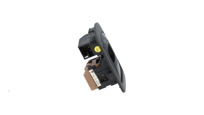 Usados Interruptor de ventanilla eléctrica Porsche Cayenne (9PA) 4.5 S V8 32V Precio € 15,00 Norma de margen ofrecido por Automaterialen Ronald Morien B.V.