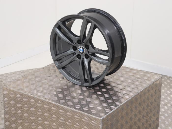 Wheel from a BMW 3 serie Touring (G21) 320i 2.0 TwinPower Turbo 16V 2019