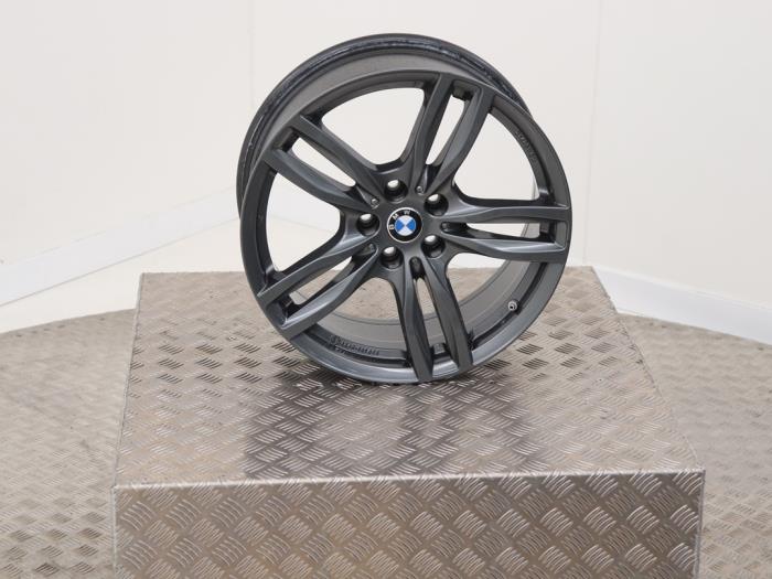 Wheel from a BMW 3 serie Touring (G21) 320i 2.0 TwinPower Turbo 16V 2019