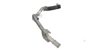 Neuf Tube d'eau Renault Clio V (RJAB) 1.0 TCe 90 12V Bi-Fuel Prix € 14,99 Prix TTC proposé par Automaterialen Ronald Morien B.V.