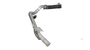 Neuf Tube d'eau Renault Clio V (RJAB) 1.0 TCe 90 12V Bi-Fuel Prix € 14,99 Prix TTC proposé par Automaterialen Ronald Morien B.V.