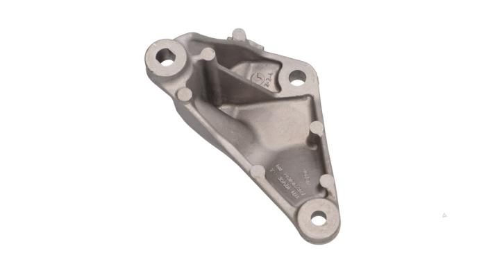 Neuf Support dynamo bas Renault Clio V (RJAB) 1.0 TCe 90 12V Bi-Fuel Prix € 34,99 Prix TTC proposé par Automaterialen Ronald Morien B.V.
