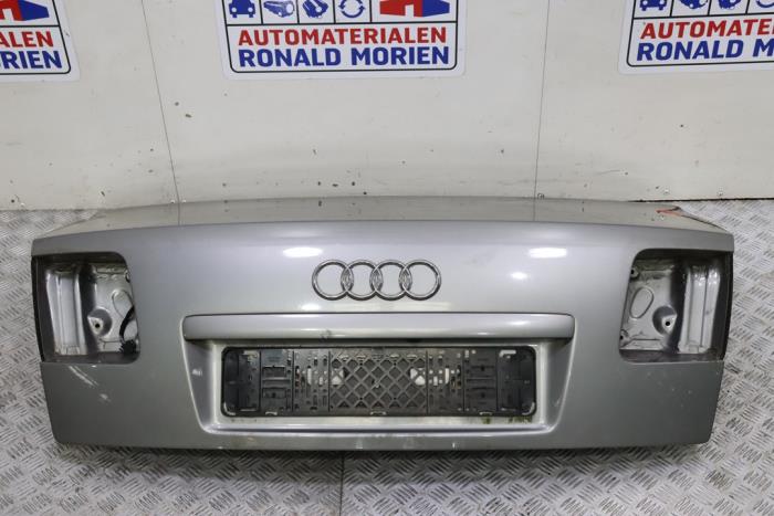Używane Tylna klapa Audi A8 (D3) 3.7 V8 40V Quattro Cena € 75,00 Procedura marży oferowane przez Automaterialen Ronald Morien B.V.