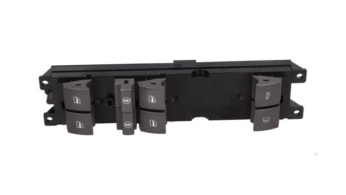 Usados Interruptor combinado de ventanillas Volkswagen Phaeton (3D) 6.0 W12 48V 4Motion Precio € 25,00 Norma de margen ofrecido por Automaterialen Ronald Morien B.V.