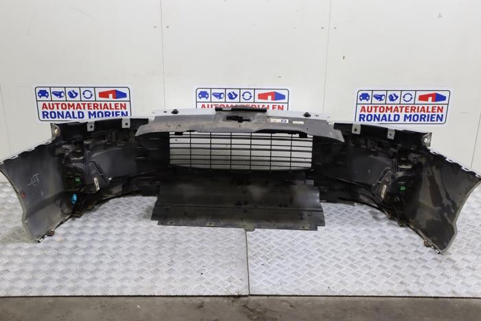 Front bumper from a Peugeot 407 SW (6E) 2.0 HDiF 16V 2007