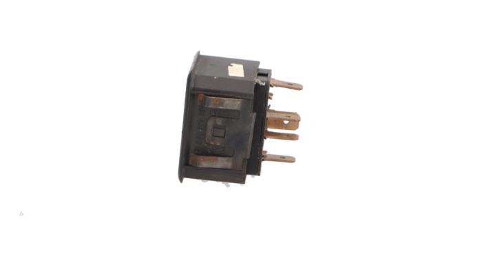 Usados Interruptor de ventanilla eléctrica Audi 80 Avant (B4) 2.0 E 16V Quattro Precio € 19,95 Norma de margen ofrecido por Automaterialen Ronald Morien B.V.