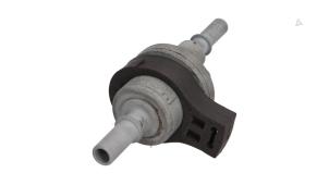 Usados Válvula de vacío Peugeot 308 SW (L4/L9/LC/LJ/LR) 1.2 12V e-THP PureTech 110 Precio € 18,15 IVA incluido ofrecido por Automaterialen Ronald Morien B.V.