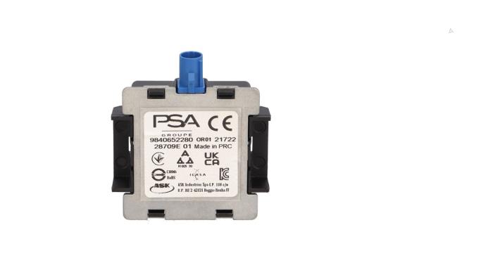 Używane Antena GPS Peugeot 208 II (UB/UH/UP) e-208 50 kWh Cena € 25,00 Z VAT oferowane przez Automaterialen Ronald Morien B.V.