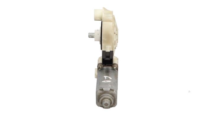 Usados Motor de ventanilla de puerta Mercedes A Limousine (177.1) 1.3 A-180 Turbo Precio € 35,00 Norma de margen ofrecido por Automaterialen Ronald Morien B.V.