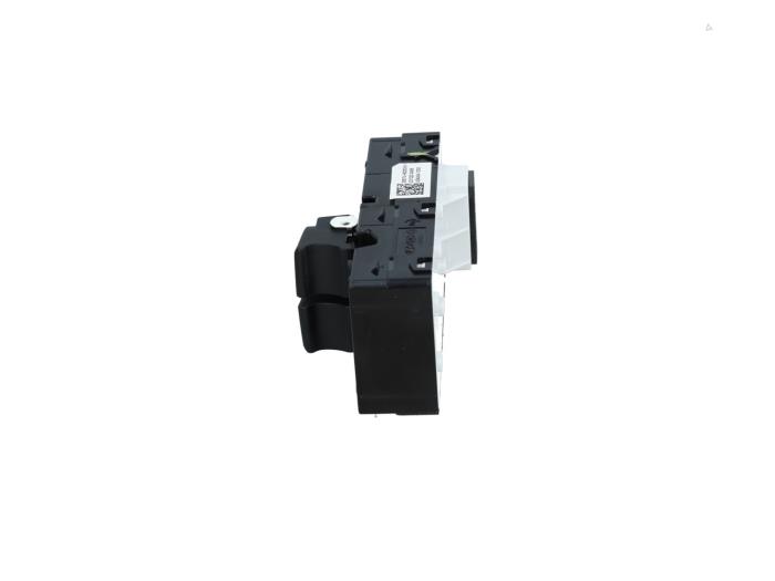 Usados Interruptor combinado de ventanillas Kia Stonic (YB) 1.0i T-GDi 12V Eco-Dynamics+ Precio € 48,99 IVA incluido ofrecido por Automaterialen Ronald Morien B.V.